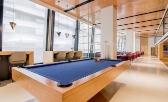 A spacious common area with pool tables and other games is available for playing billiards at Sky Bird Hotel (Shanghai Hongqiao Airport)