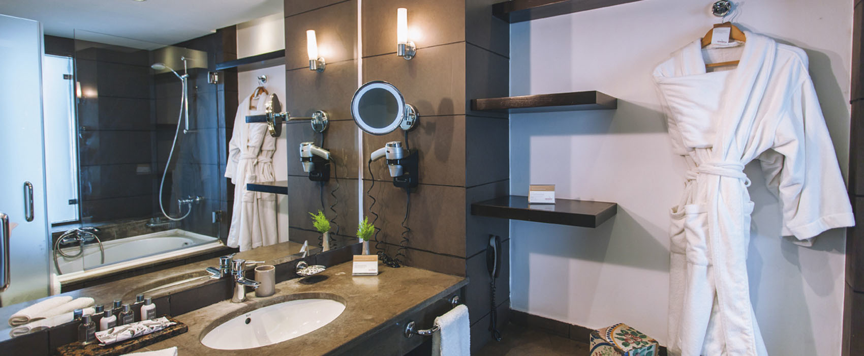 海景及泳池景豪华特大床间