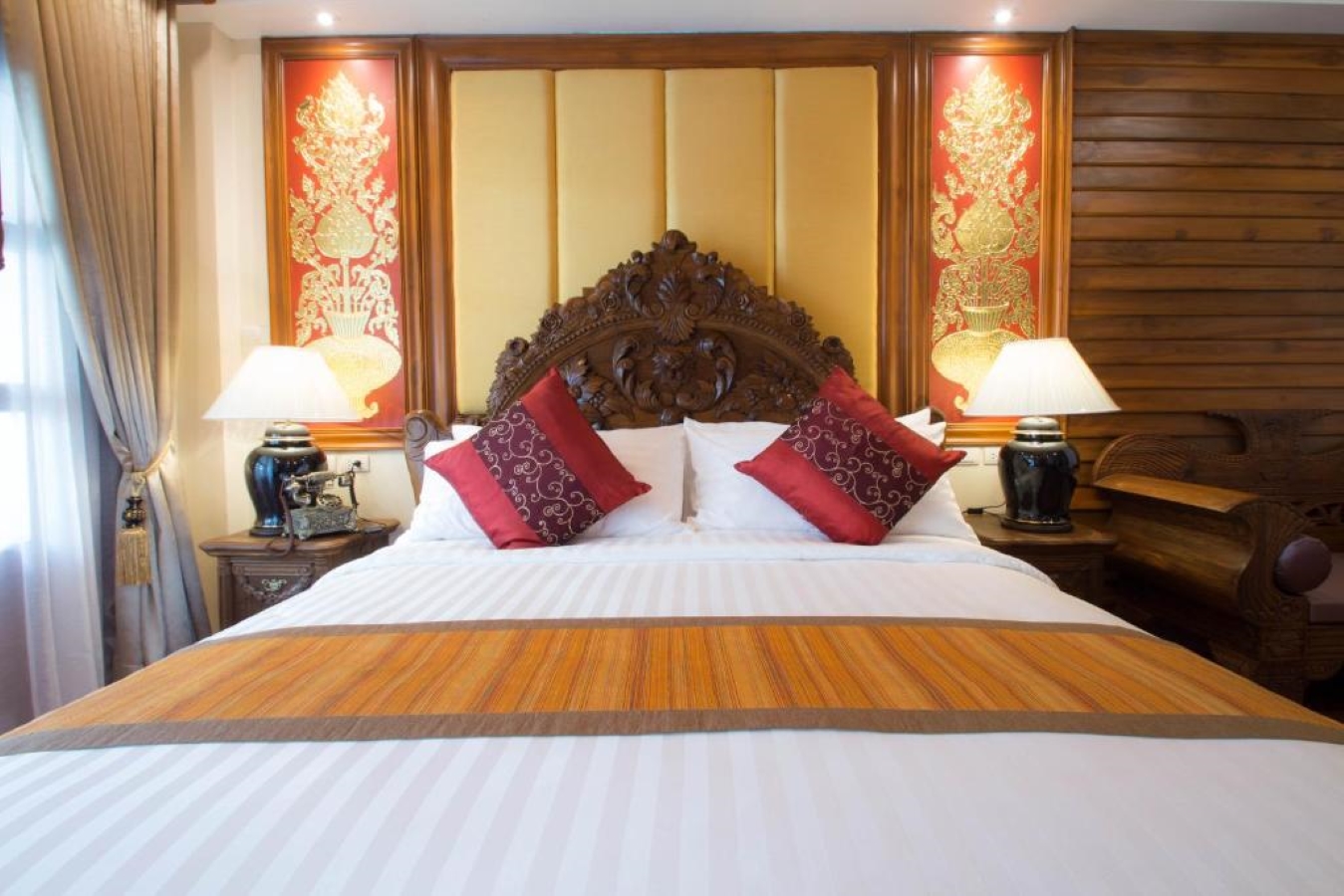 奢华客房（特大床，阳台）