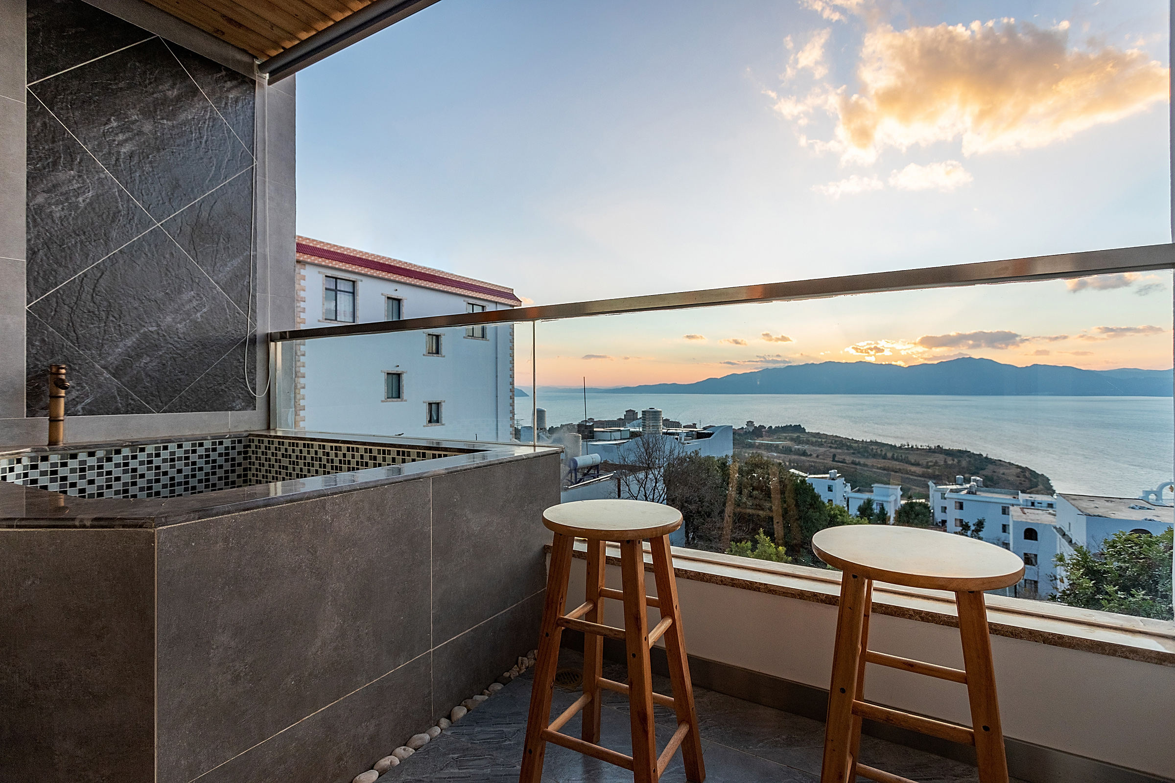 若见·全湖景露台泡池家庭套房