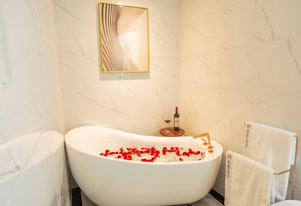 Azure·高级大床房「智能客控+minibar+浴缸泡澡」