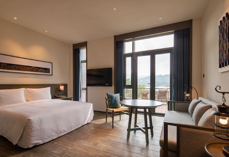 阳台高级豪华大床房