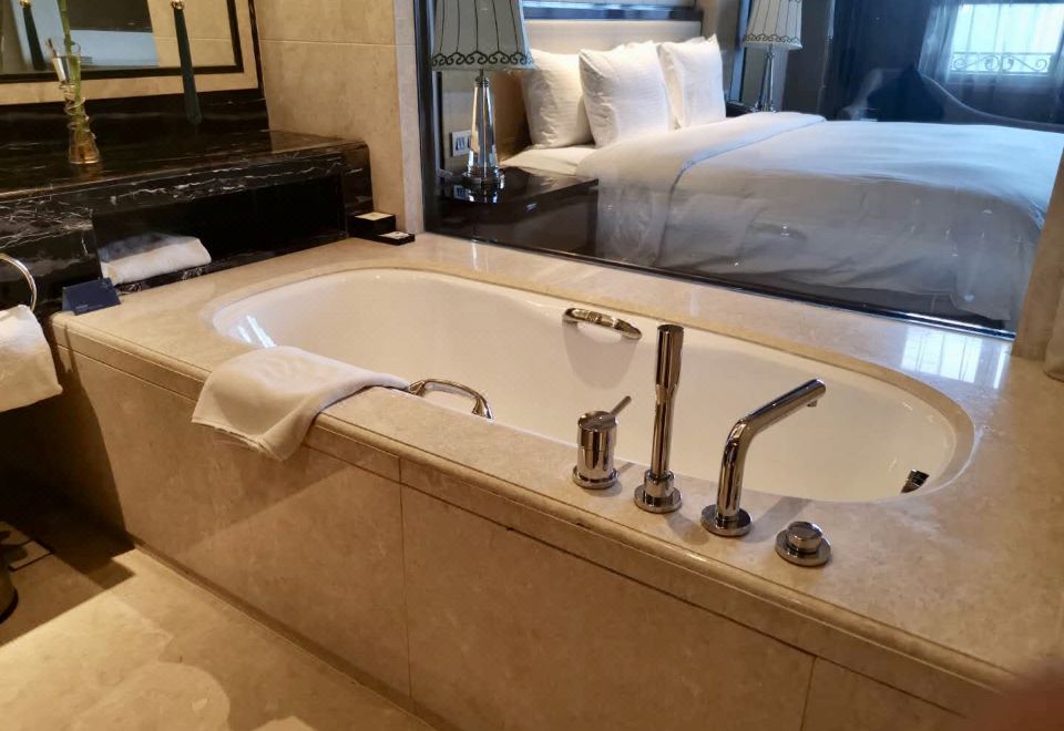 董事套房（畅享欢乐时光+高楼层风景尽收眼底）