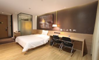 IU Hotel (Xinyi Zhongxing 6th Road) - Housity