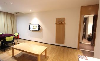IU Hotel (Xinyi Zhongxing 6th Road) - Housity