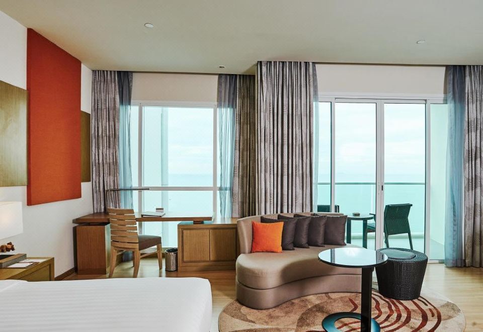 Mövenpick Siam Hotel Na Jomtien PattayaJunior Suite