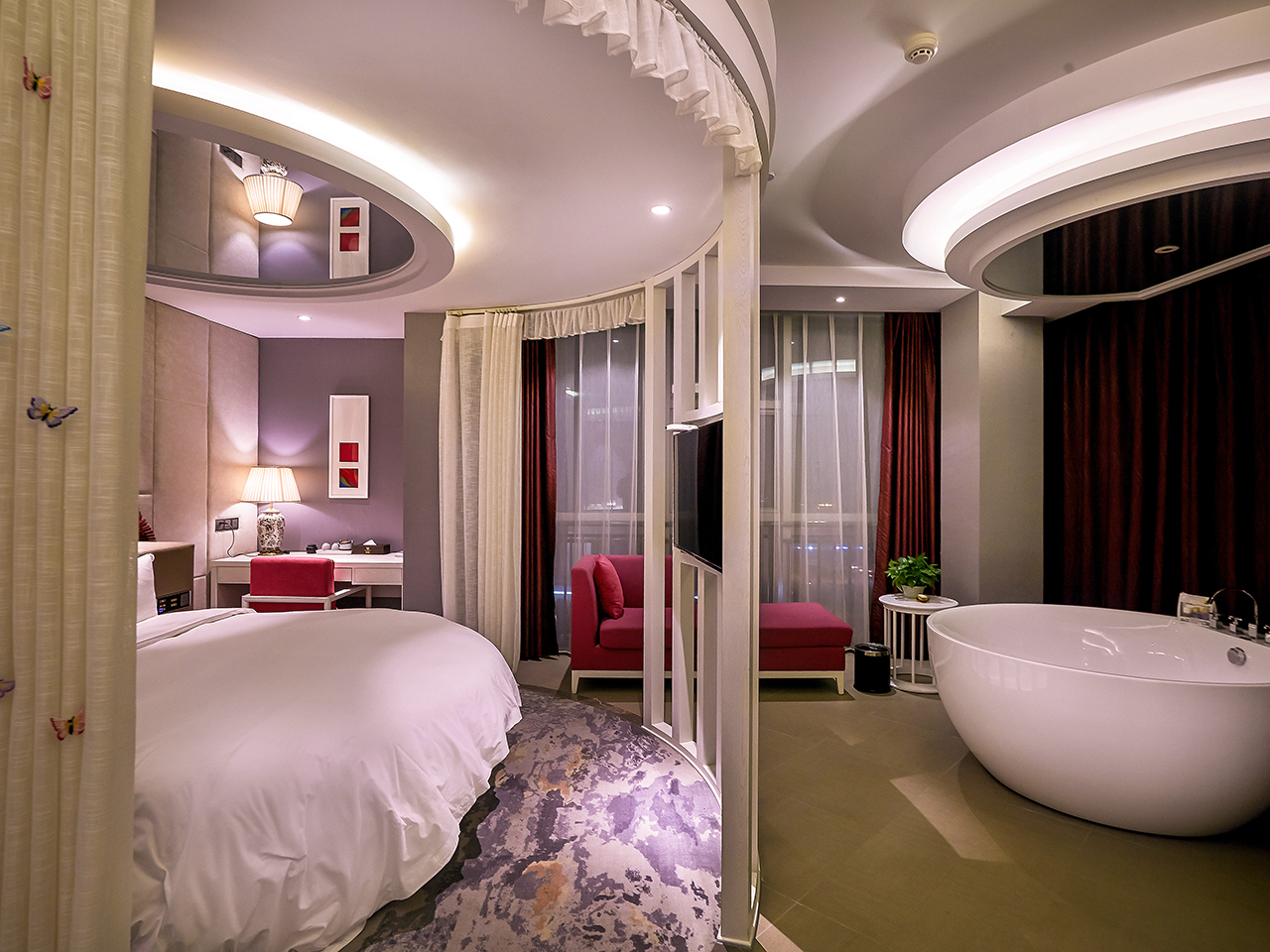 Fashionable Room - Double Occupancy (Roundbed)