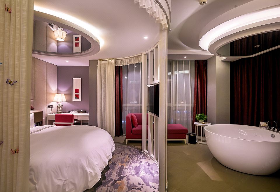 Fashionable Room - Double Occupancy (Roundbed)