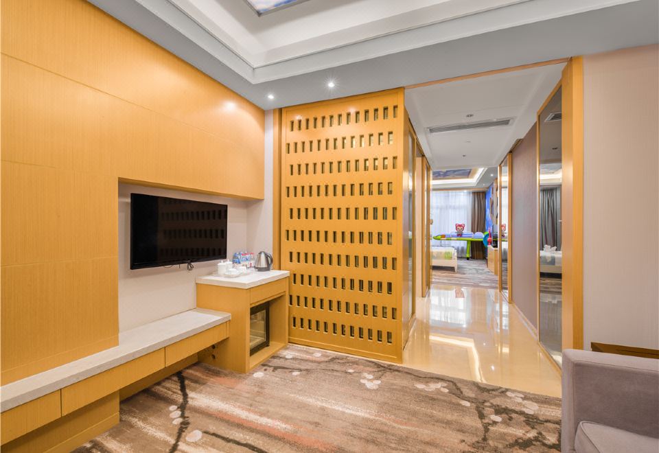 Bishuiwan Hot Spring ResortAfrican Savanna Family Room - Wildlife Theme & Living Room Airplane Bed Experience