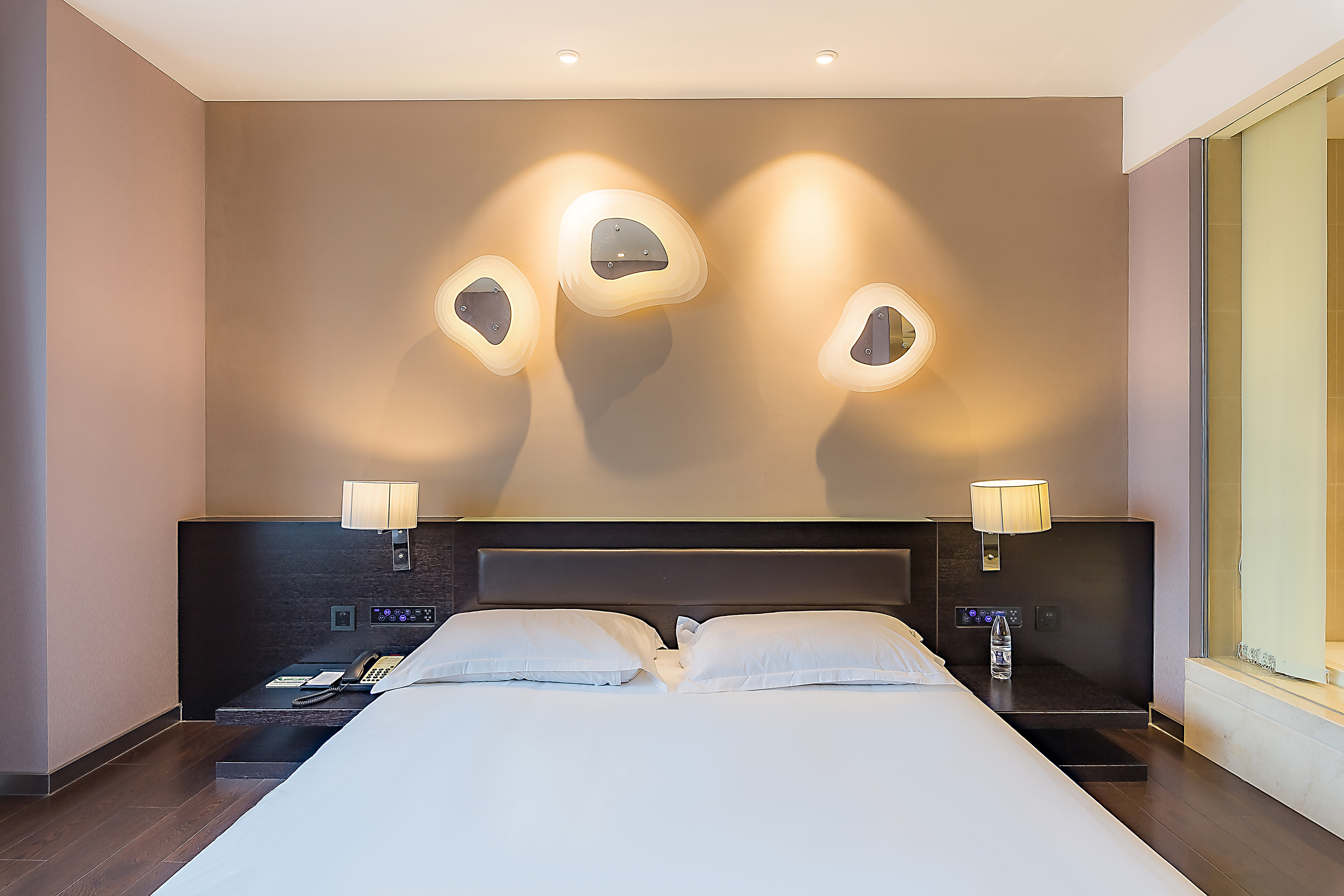 豪华榻榻米大床房（电视投屏+小冰箱）