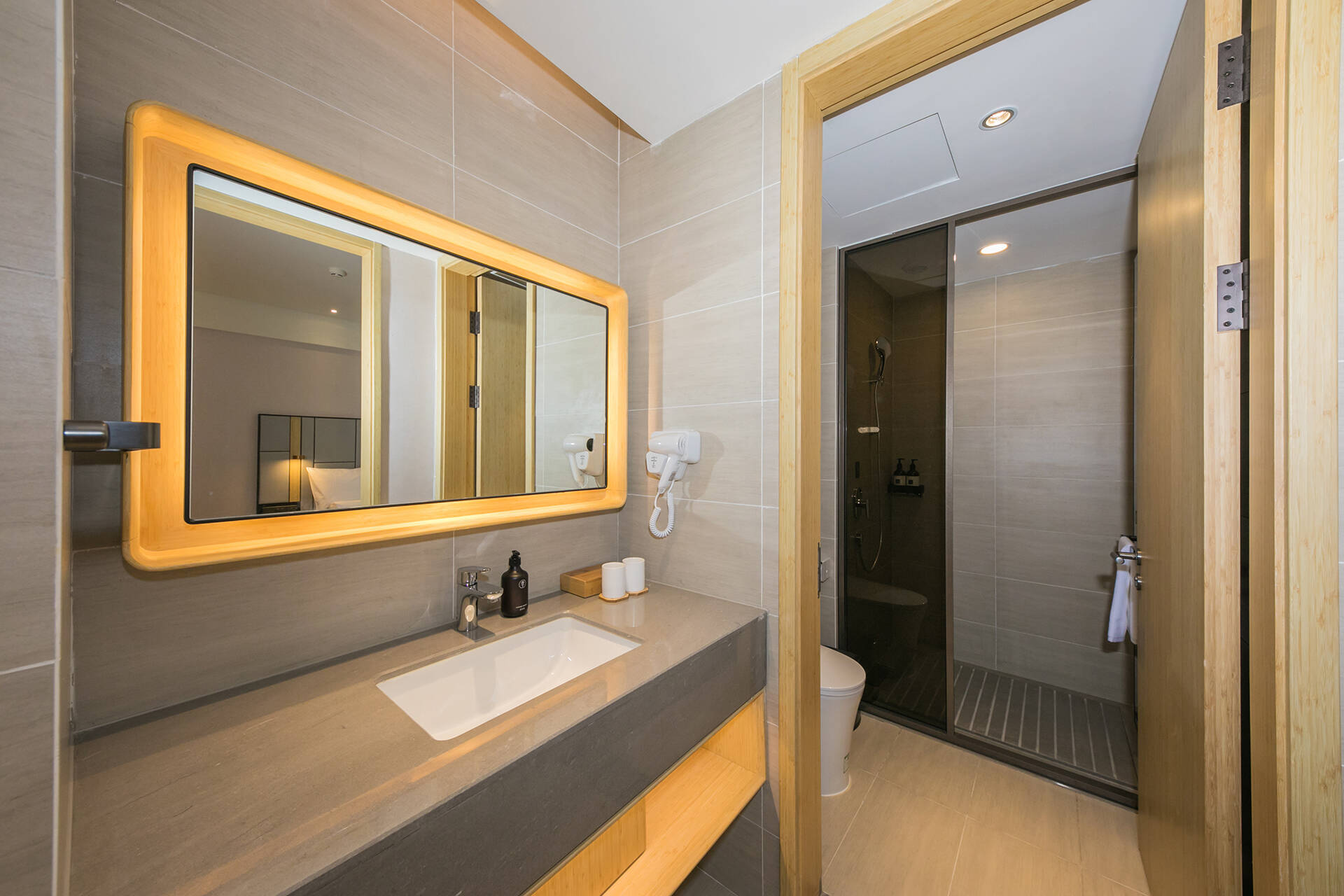 舒压大床房（65寸投屏电视+记忆枕+舒压床垫）