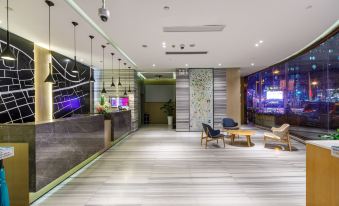 The lobby is clean and modern, providing ample space for work and relaxation at Hanting Youjia Hotel (Shanghai East Nanjing Road Branch)