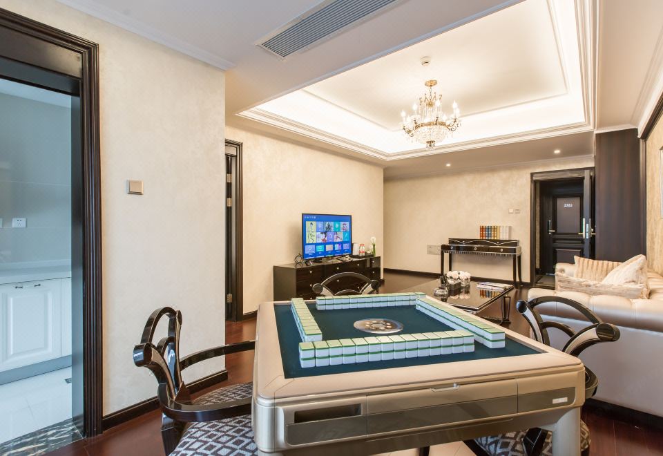 行政四人双卧套房（乳胶床垫+阳台+晾衣杆+小冰箱）