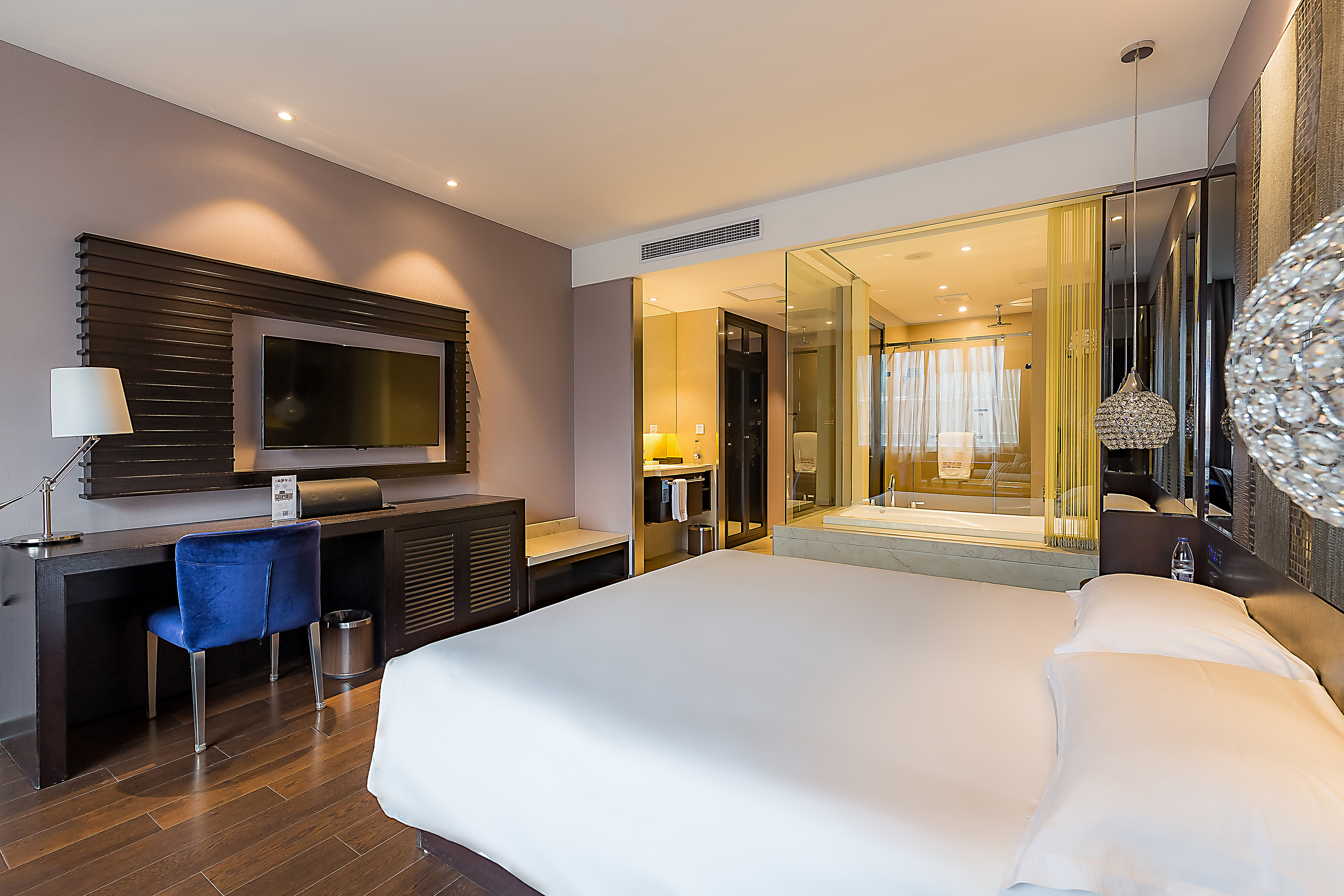 商务大床房（电视投屏+小冰箱）