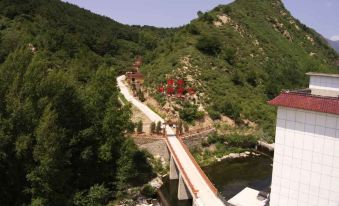 Wuling Mountain's Shouyuzirangjingba Guesthouse