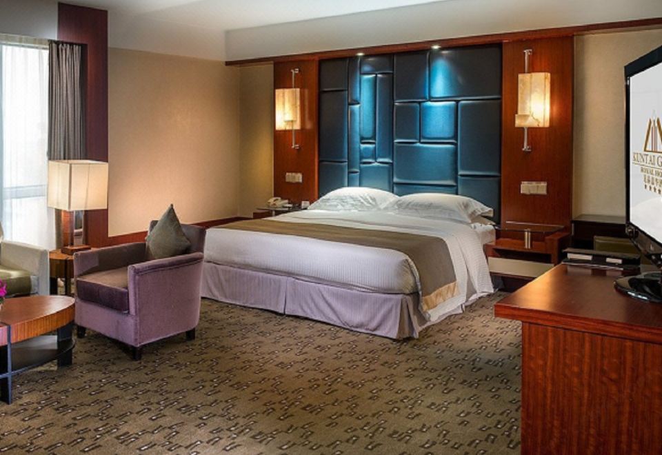Kuntai Royal Hotel BeijingExecutive Queen Room