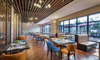 diners to enjoy their meals while surrounded by natural light and a spacious atmosphere at Ramada Shanghai Pudong International Airport East Station