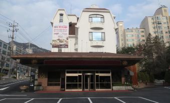 Donghwa Kims Hotel