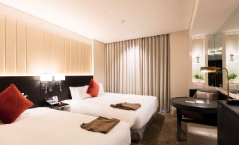 beds and a spacious table in the center at Solaria Nishitetsu Hotel Seoul Myeongdong