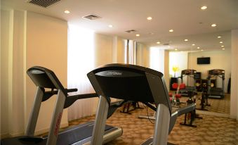 A well-lit room in the middle contains treadmills and exercise equipment at Metropolo Jinjiang Hotels Classiq (Shanghai Qingnianhui People's Square)