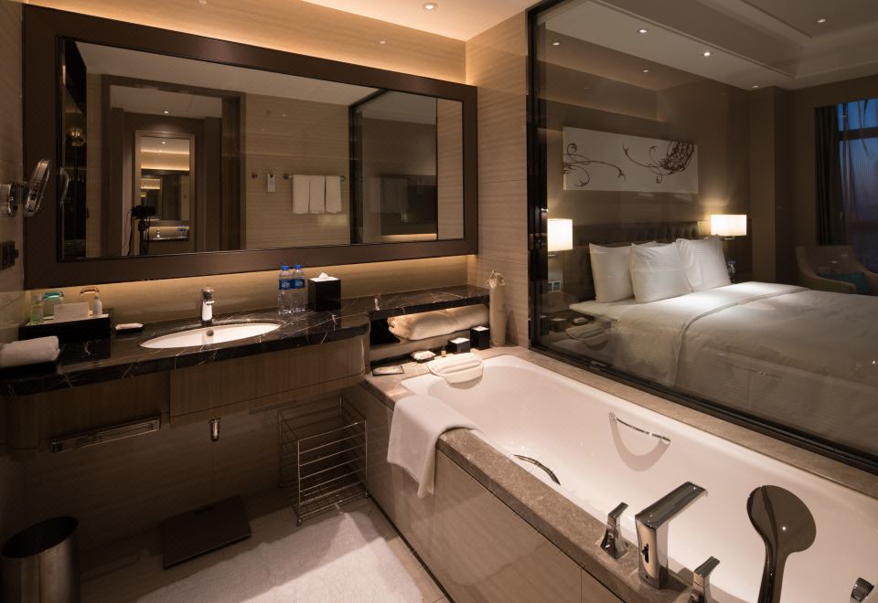 行政豪华大床房（舒适办公区+热带雨林沐浴+乾湿分离）