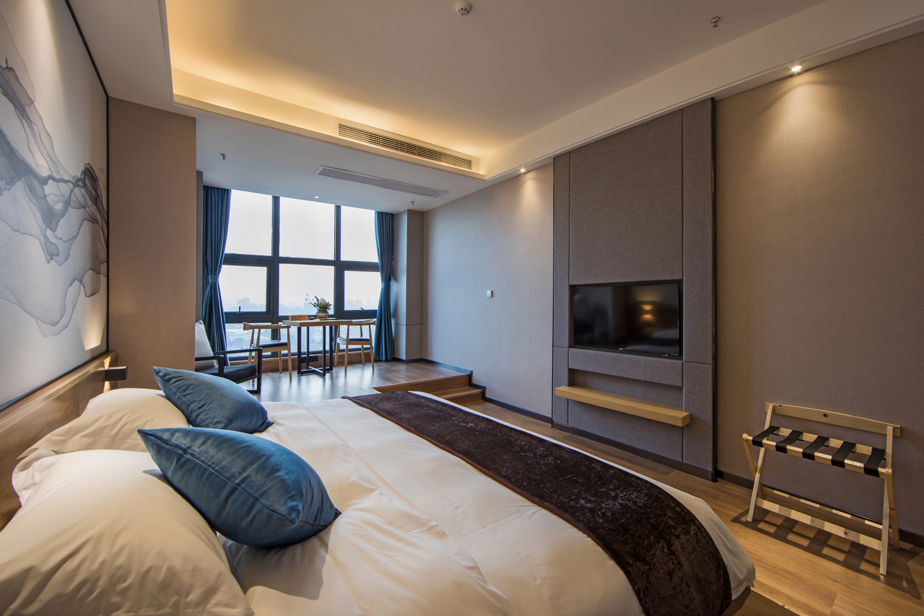 悦享榻榻米房（高空落地城景+情侣大床）