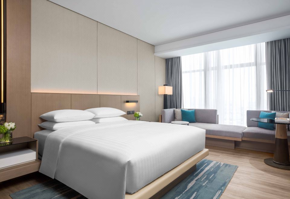 Courtyard by Marriott Shenzhen BaoanExecutive Queen Room