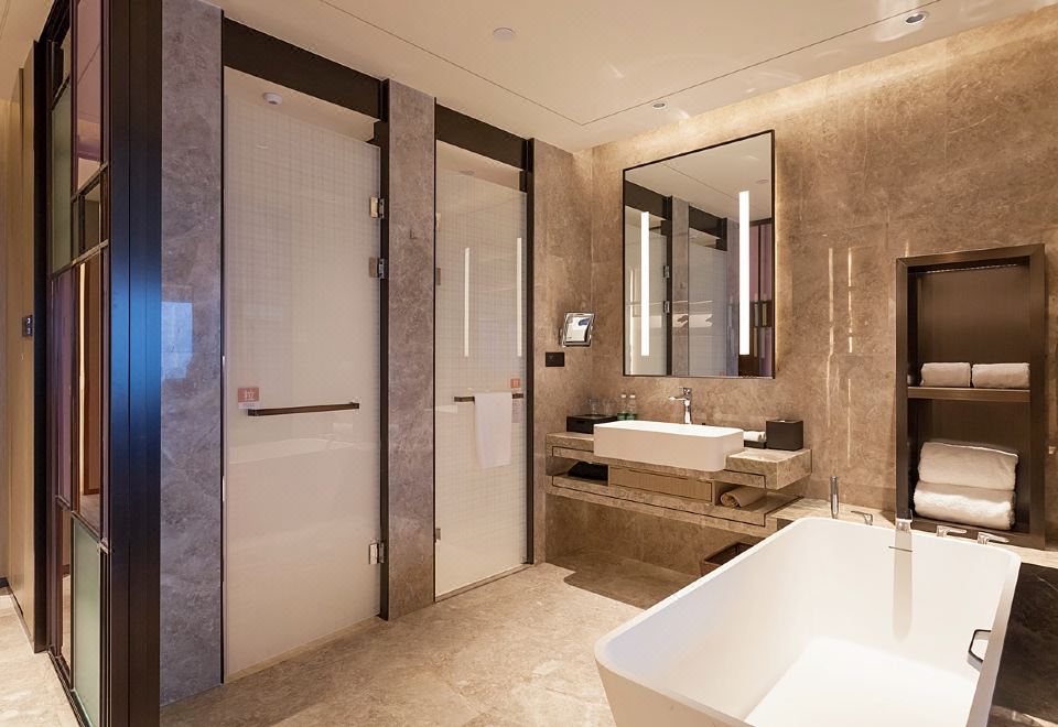 豪华海景套房（180度全落地窗看海景日出）