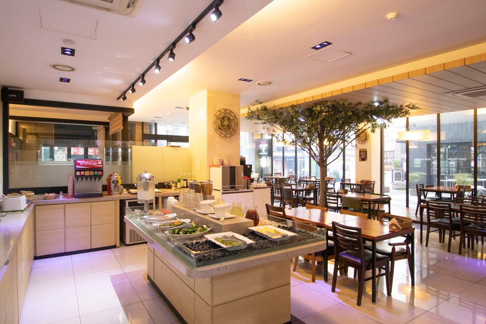 タワーヒルホテルの朝食会場とビュッフェ台