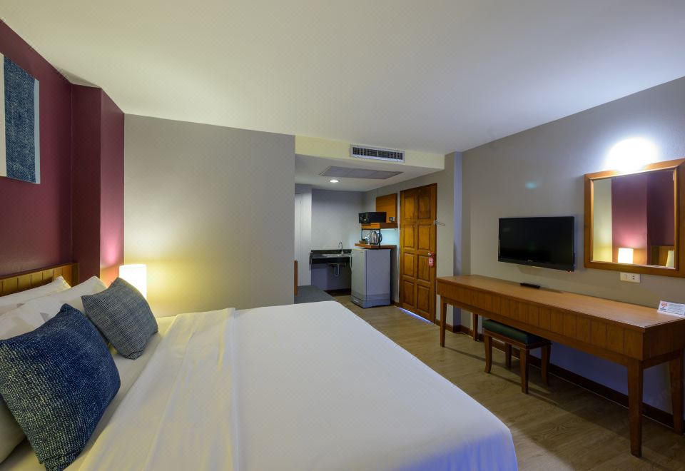 Quarter 09 BeachDeluxe King Room with Pool View