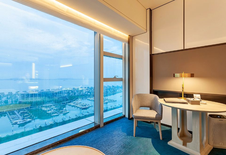 行政海景大床房（180度全落地窗看海景日出）