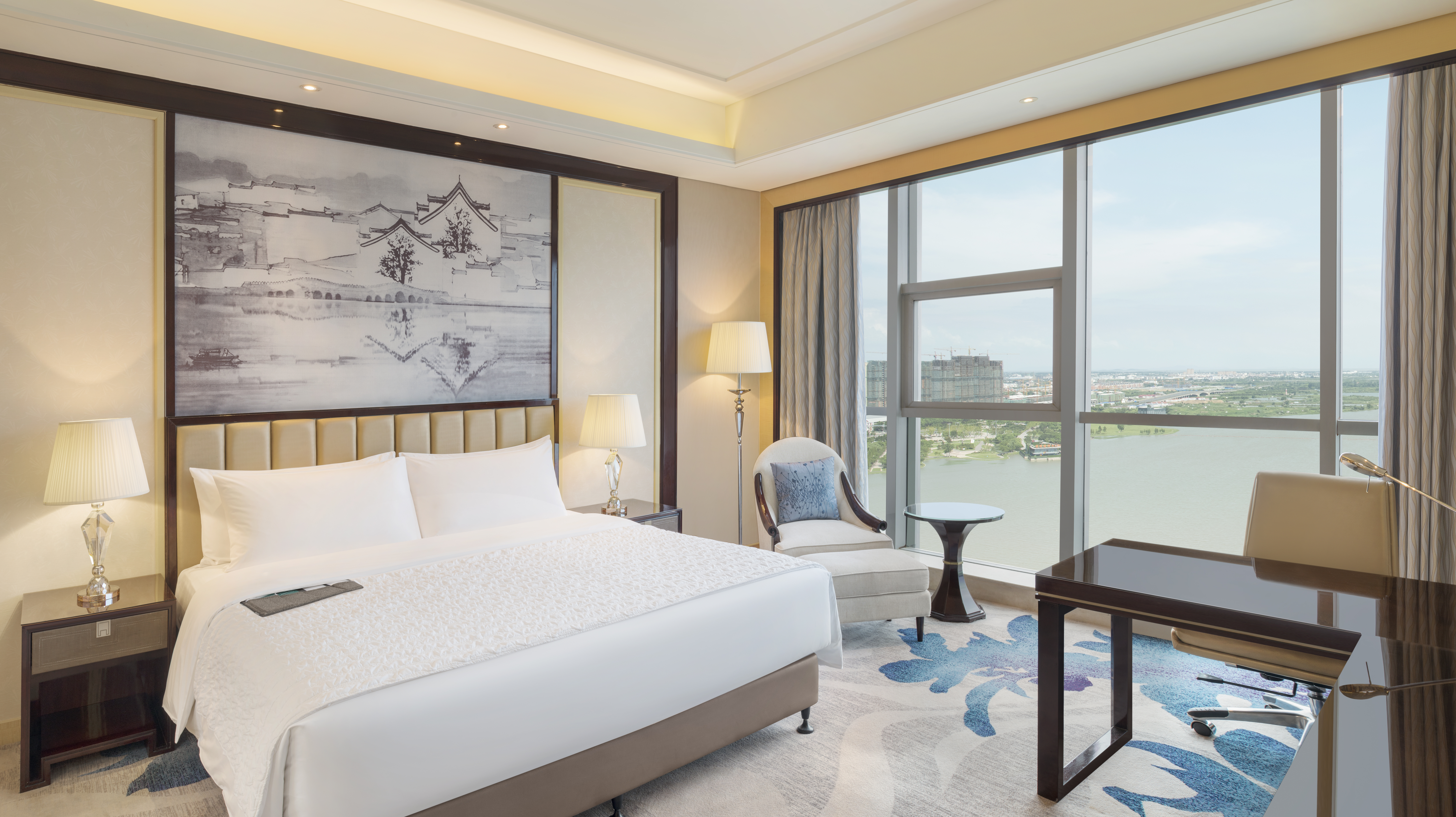 豪华湖景大床房