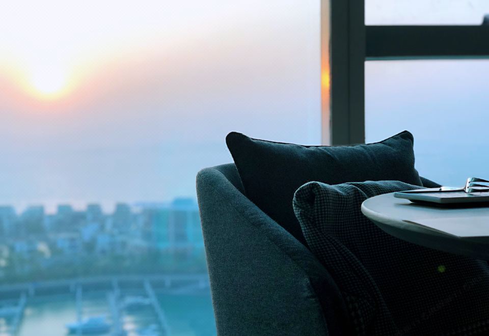 豪華海景大床房（180度全落地窗看海景日出）