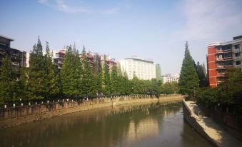 Yilai Hotel (Chengdu Wenshu Temple Metro Station)