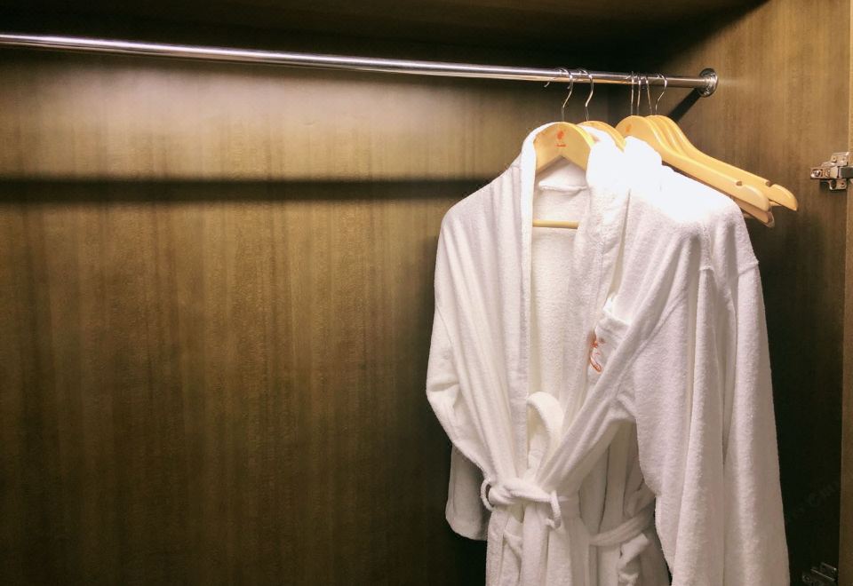 Venus Suite (High-Rise Night View Of Yong City + Business Reception + Separate Office Area)