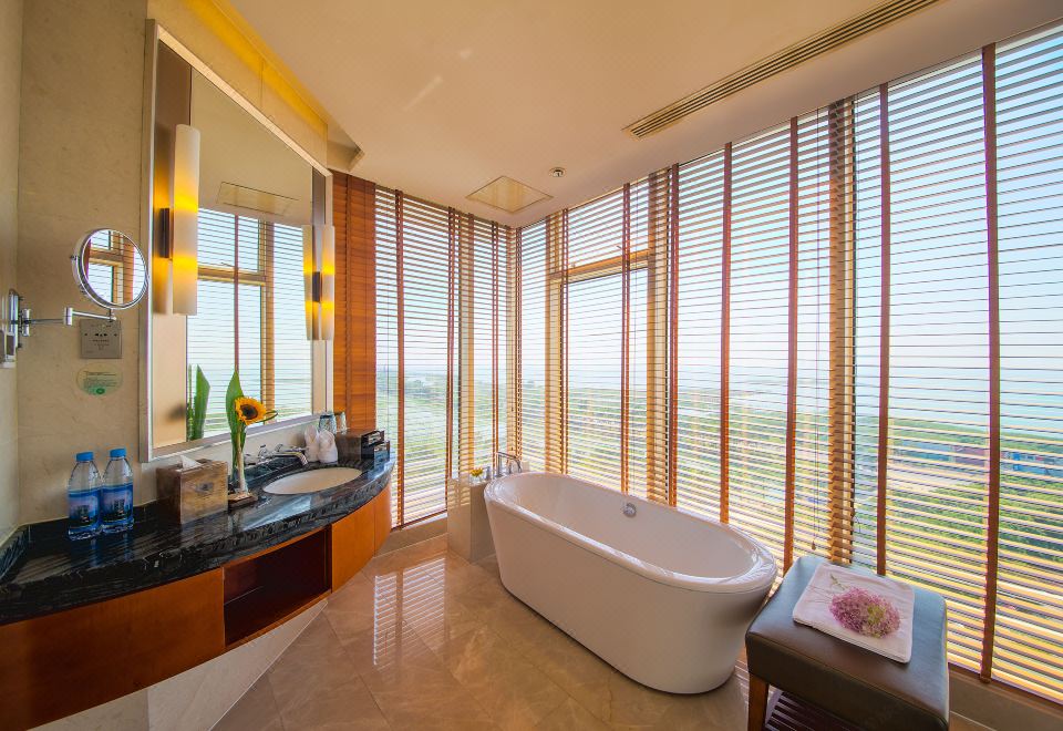 高爾夫湖景大床房A