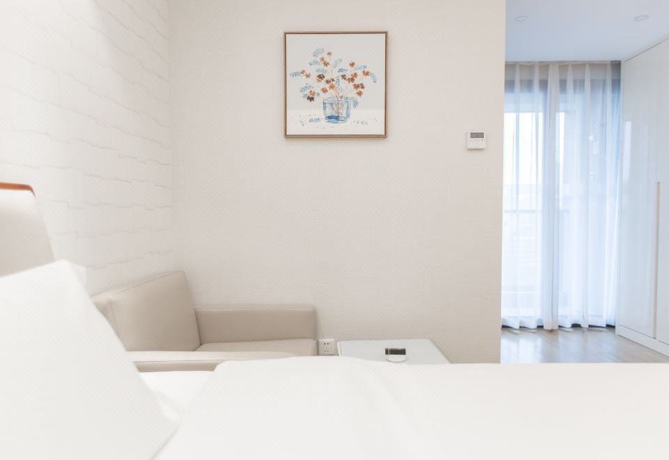 豪华双床房（乳胶床垫+阳台+晾衣杆+小冰箱）