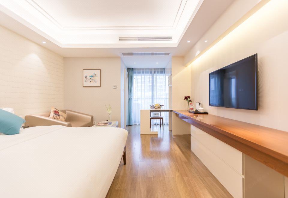 豪华大床房（（乳胶床垫+阳台+晾衣杆+小冰箱））