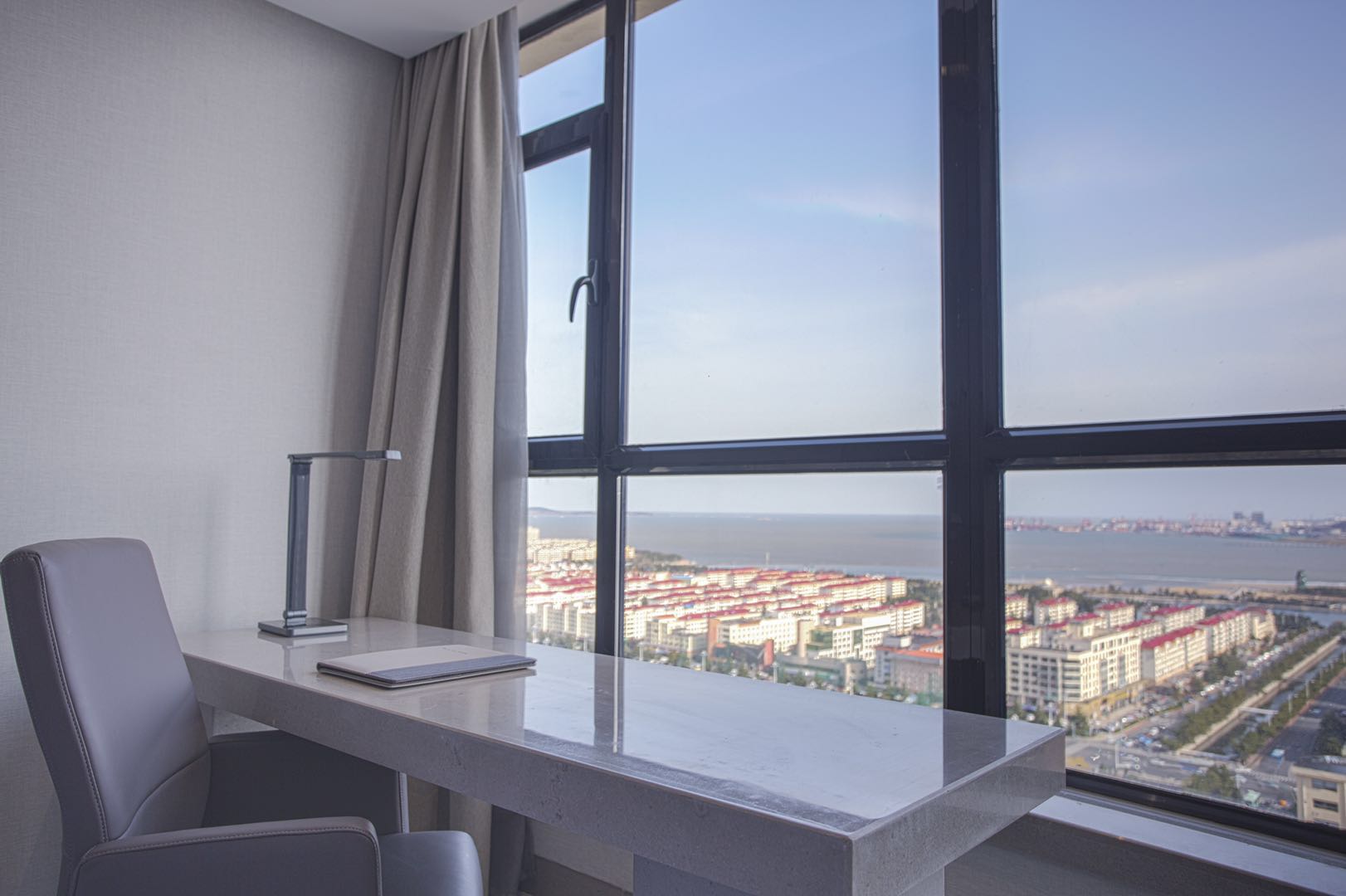 Sylvia Hotel豪华海景双床房（地暖）