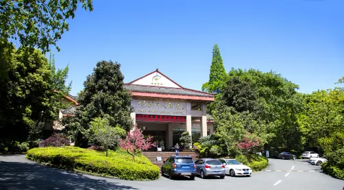 Emeishan Grand Hotel (Emeishan Scenic Area Baoguo Temple)