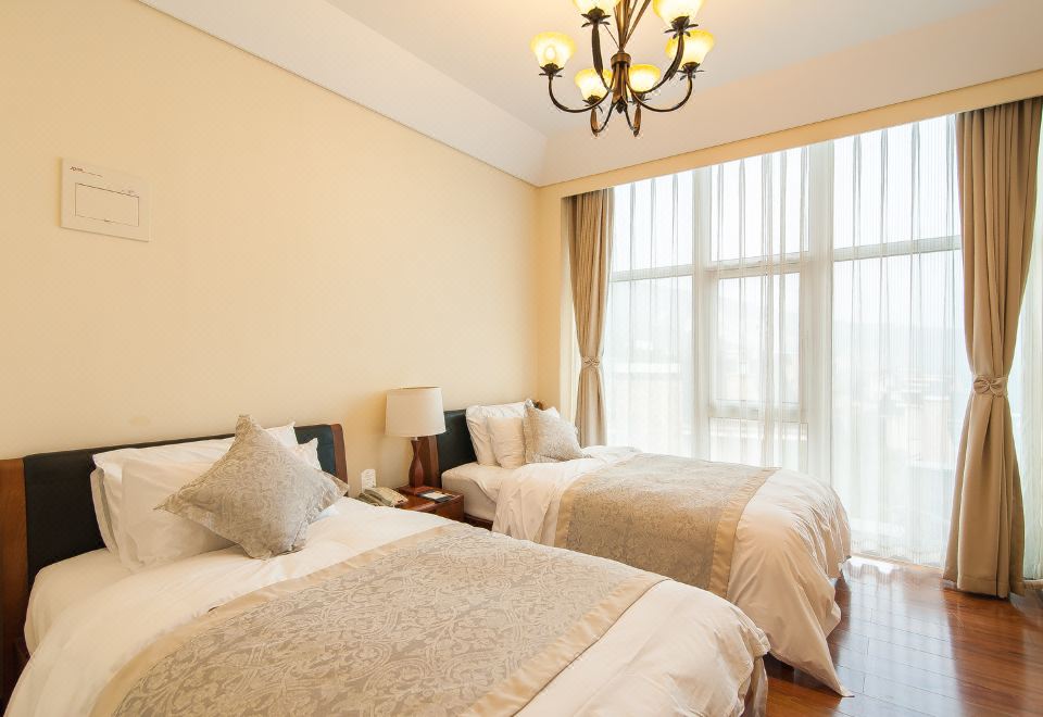 Tianjin Eagleland International HotelFamily Apartment Duplex - 4-Room, 4-Bedroom (1 Living Room, Living Room)