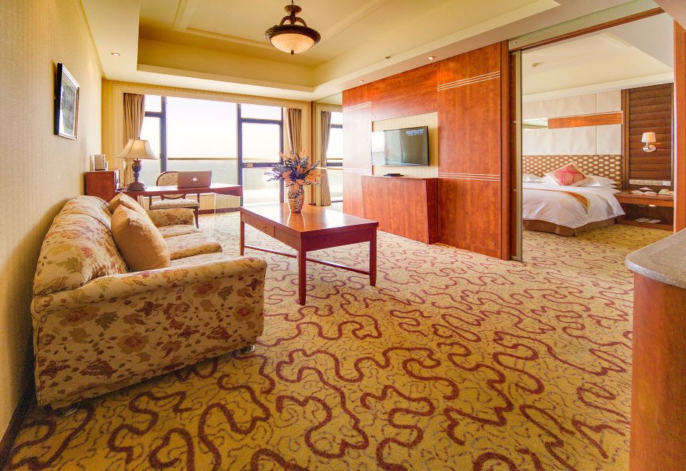 Huiquan Dynasty HotelDeluxe Ocean-view Suite (south villa)