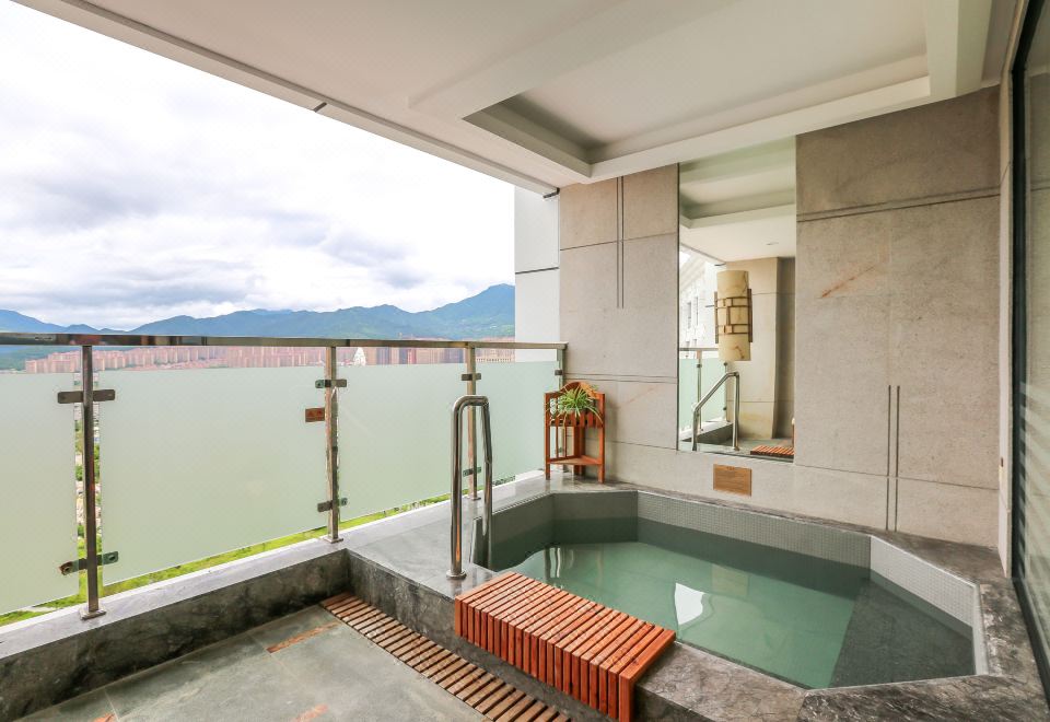 溫泉豪華家庭套房（陽臺私人泡池）