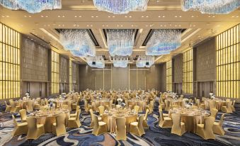 The ballroom is decorated like a wedding venue, with tables and chairs set up in front at Hilton Shenzhen Shekou Nanhai