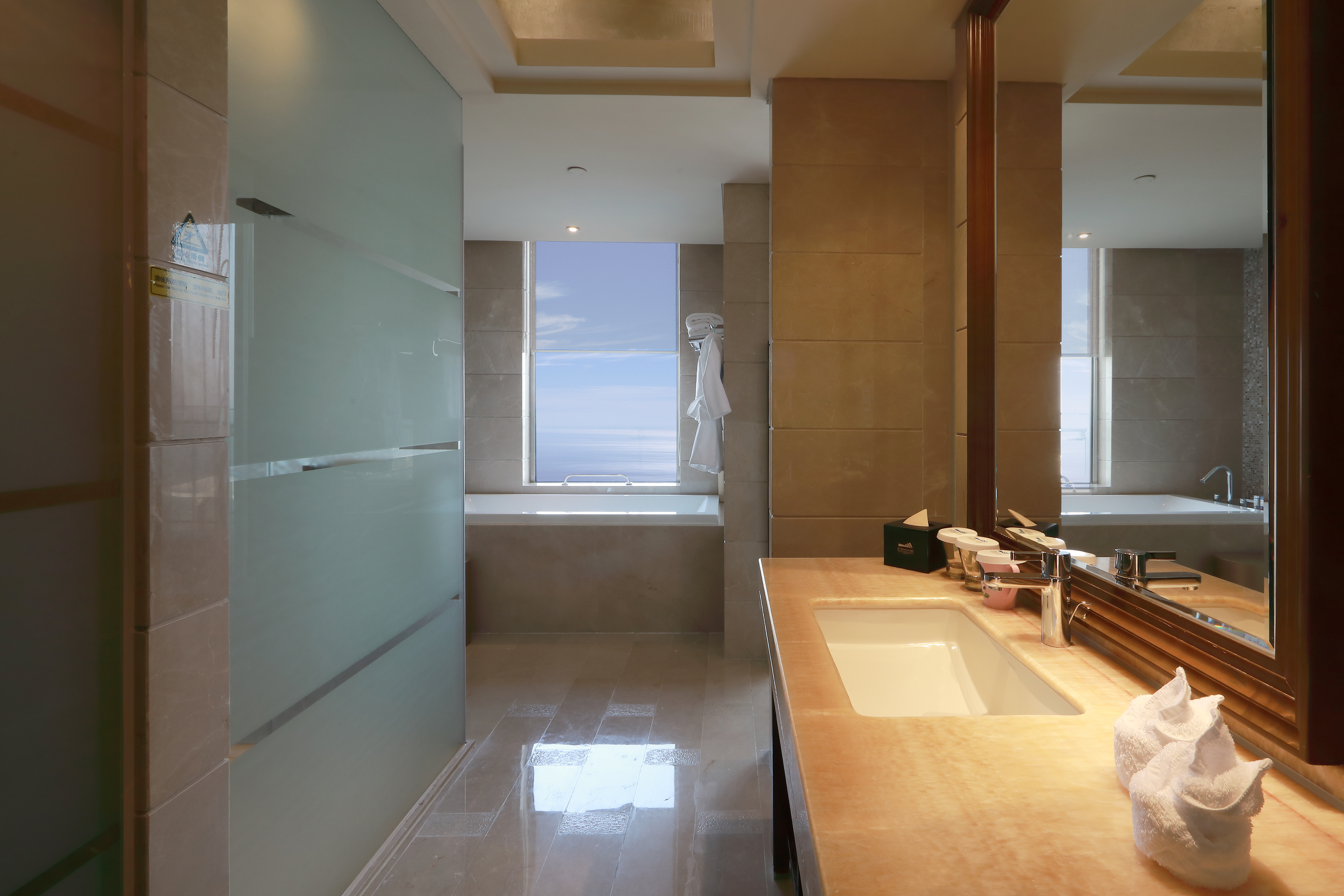 豪华海景家庭套房（180°海景，带阳台）