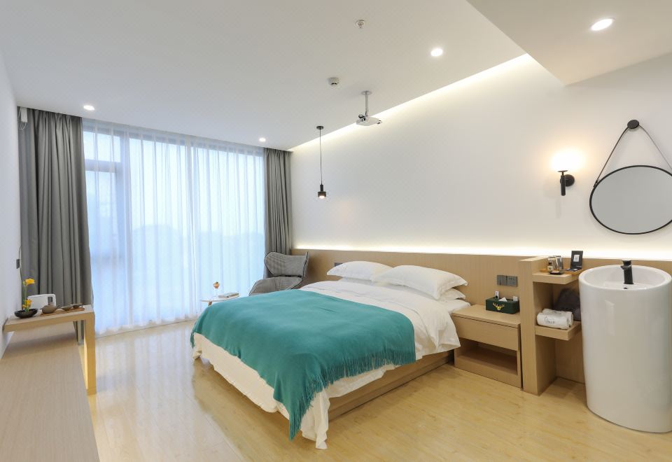 Musi Smart Cinema Floor-to-Ceiling Window Double Bed Room