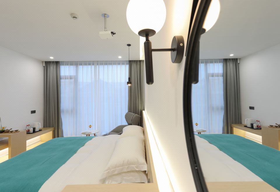 Musi Smart Cinema Floor-to-Ceiling Window Double Bed Room