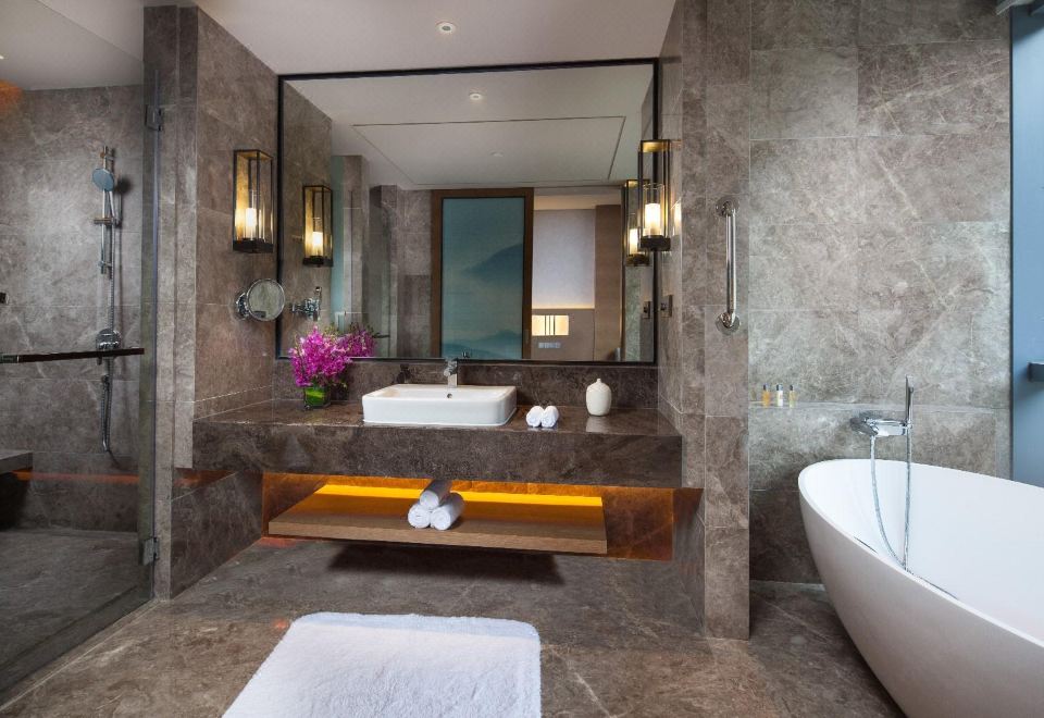 豪华房（超大床+湖景带阳台）