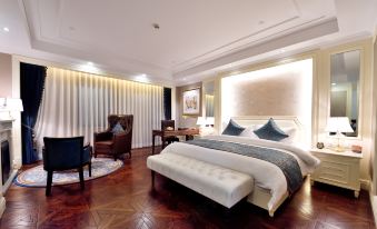 The middle room features a large bed with wood paneling and white drapes on both sides at Metropolo Jinjiang Hotels Classiq (Shanghai Qingnianhui People's Square)