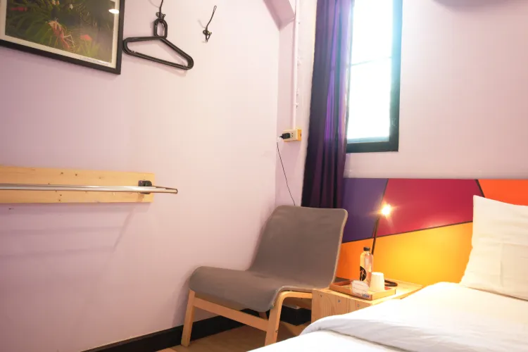 ห้องเตียงเดี่ยวพร้อมพื้นที่ฝักบัวและห้องสุขาที่ใช้ร่วมกัน